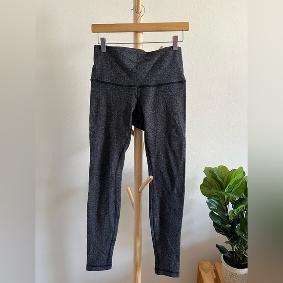 Lululemon High Times 7/8 leggings in Herringbone Heathered Black  size 8 - Picture 4 of 9